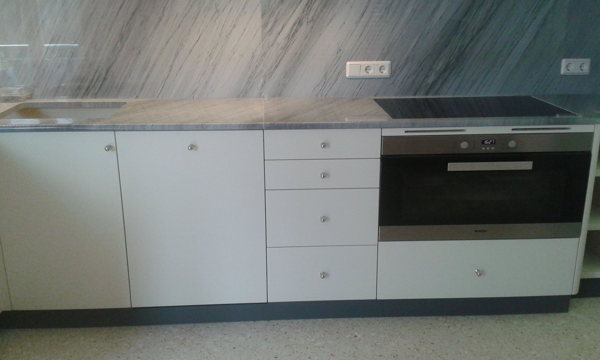 cucina con cassettoni bianchi e top in marmo