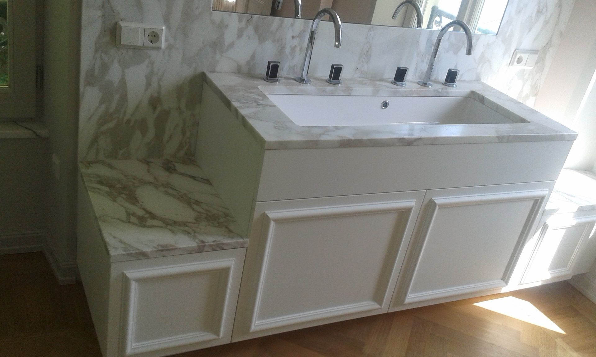 mobile bagno in legno laccato bianco con top in marmo