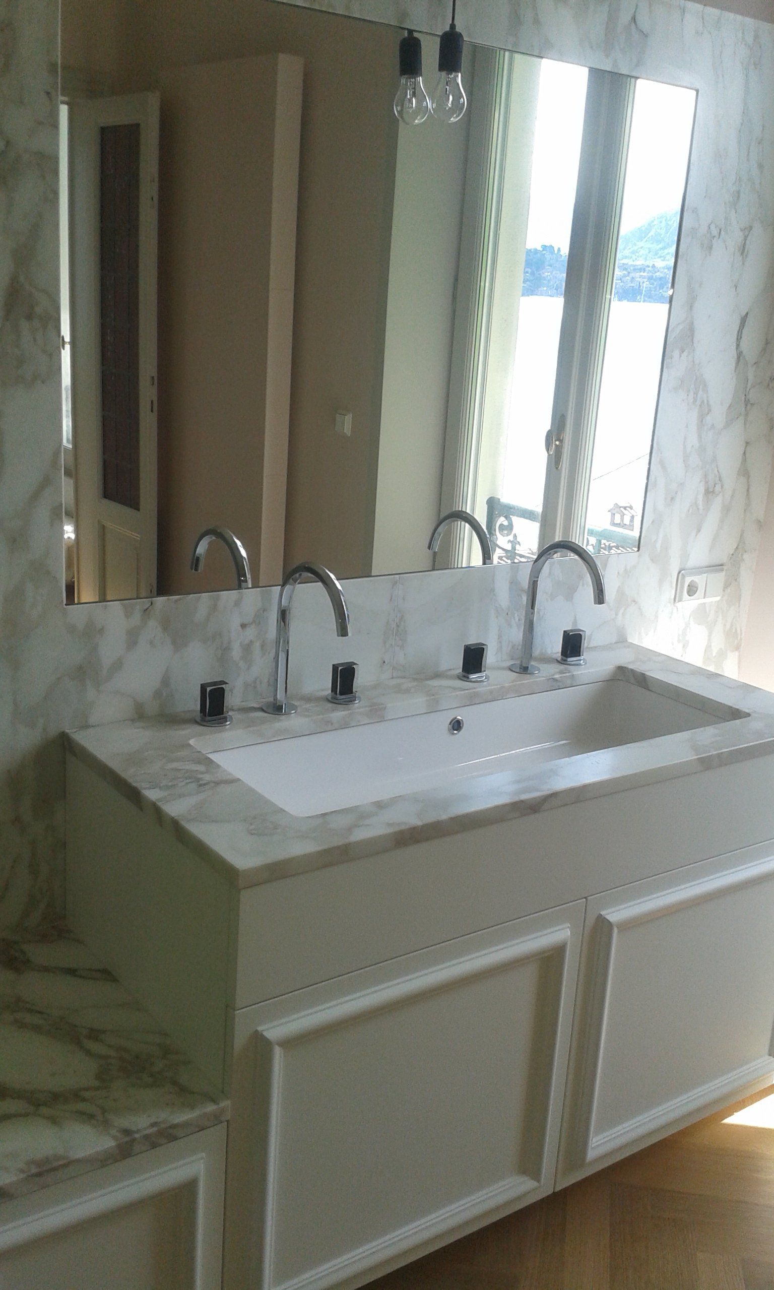 mobile bagno in legno con top in marmo