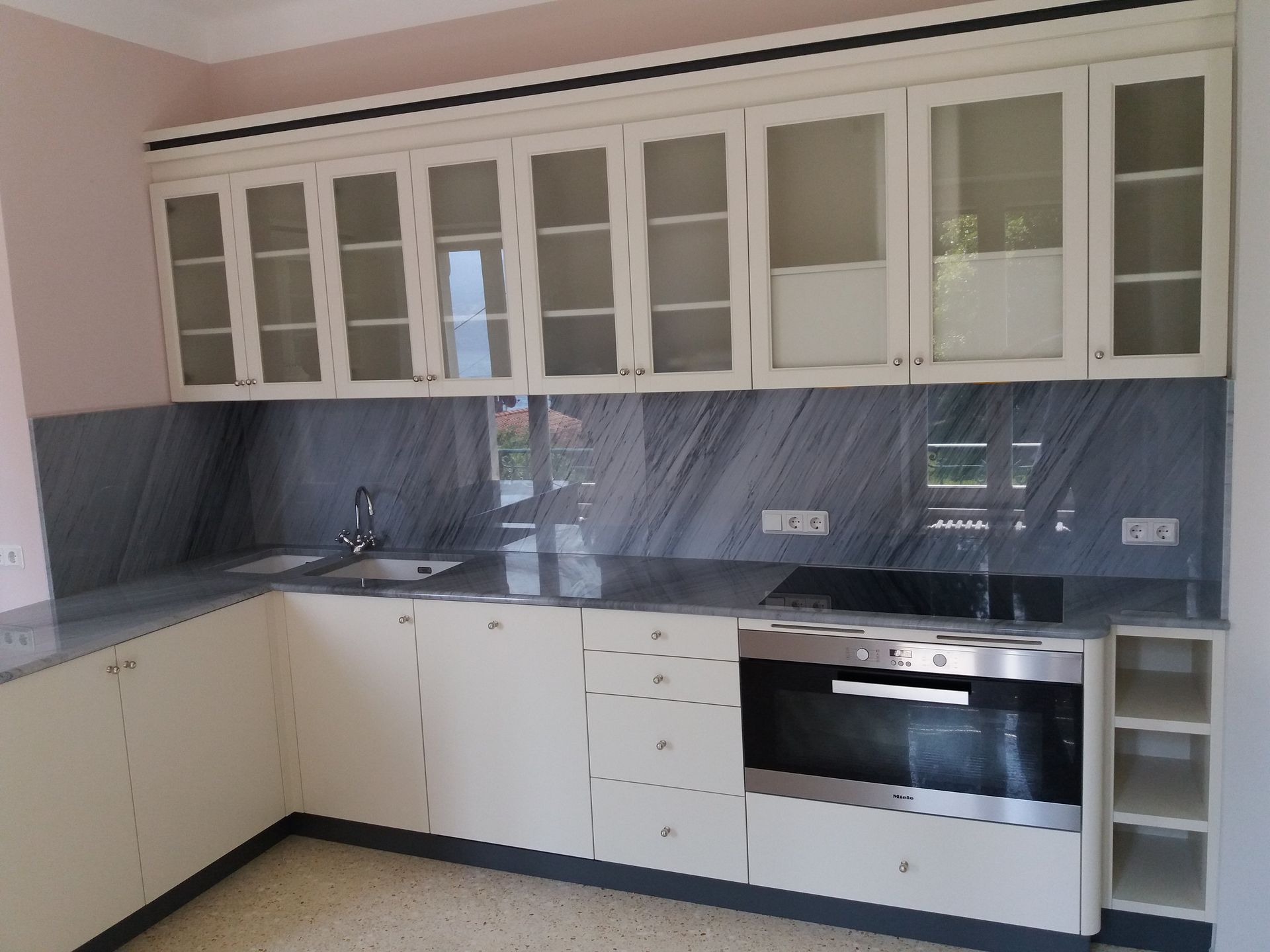cucina su misura in legno e marmo