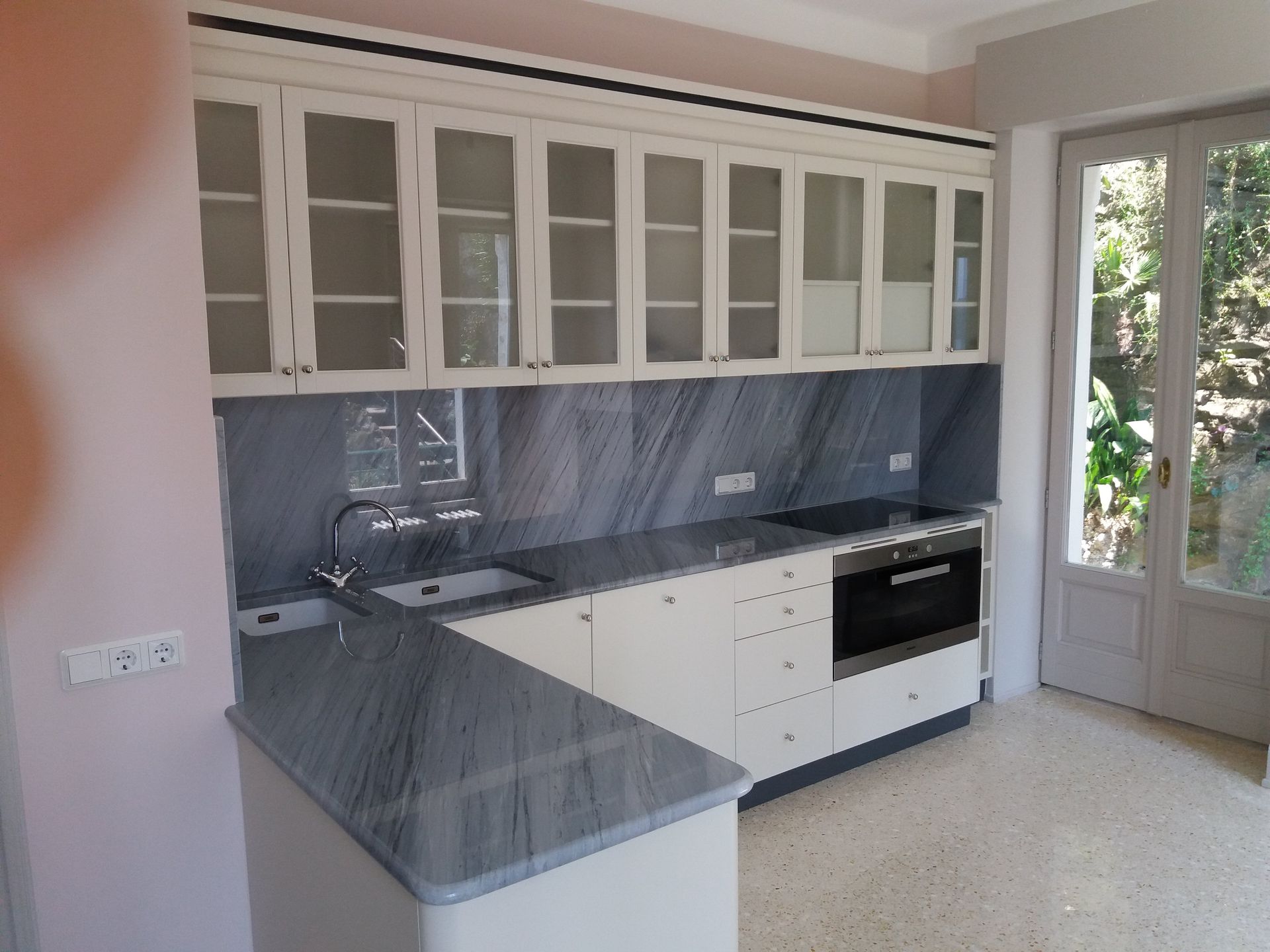 cucina su misura in legno e marmo