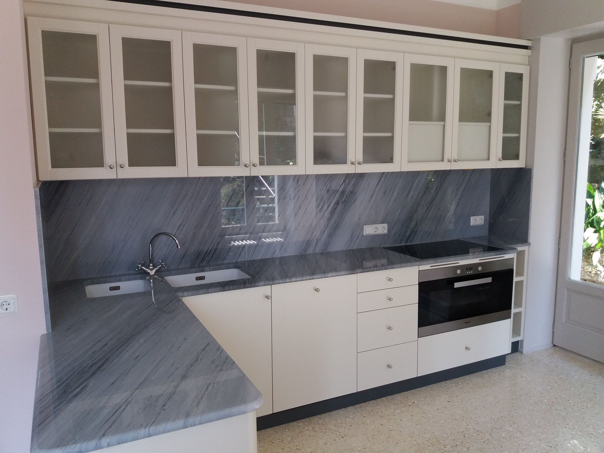cucina su misura in legno e marmo