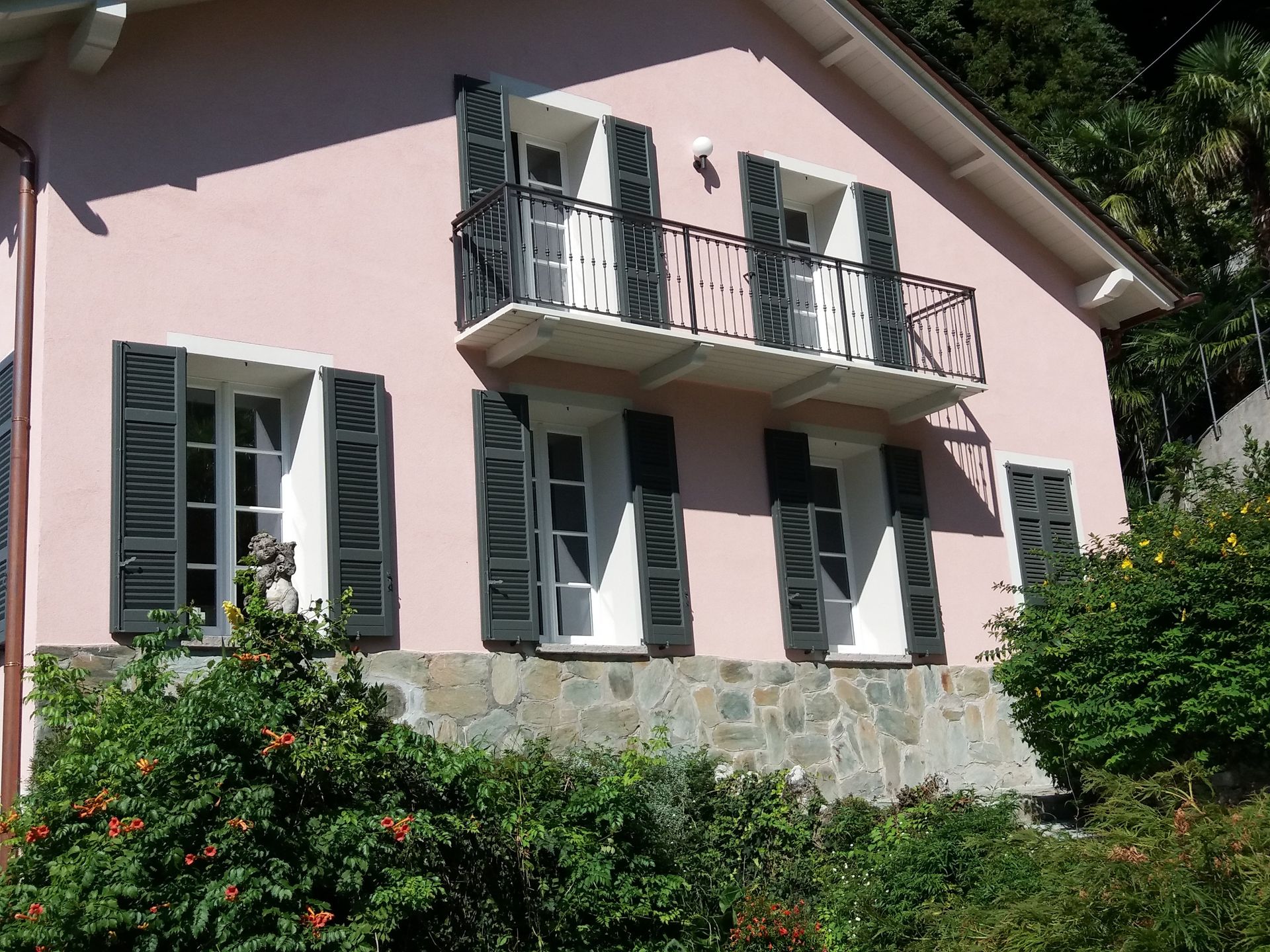 veranda con infissi verde scuro