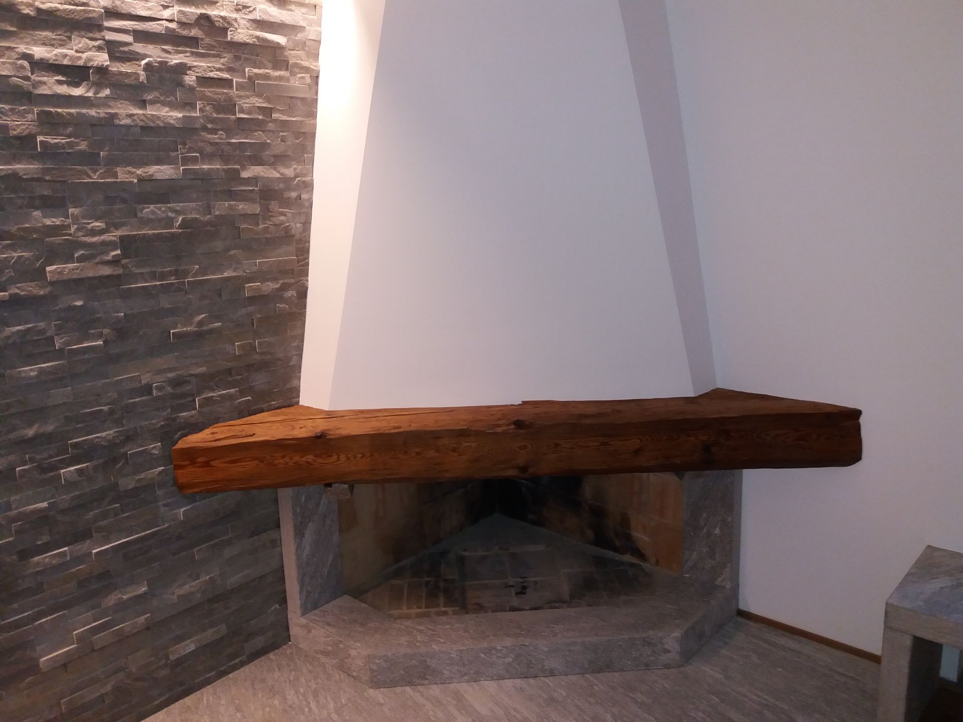 caminetto con base in legno