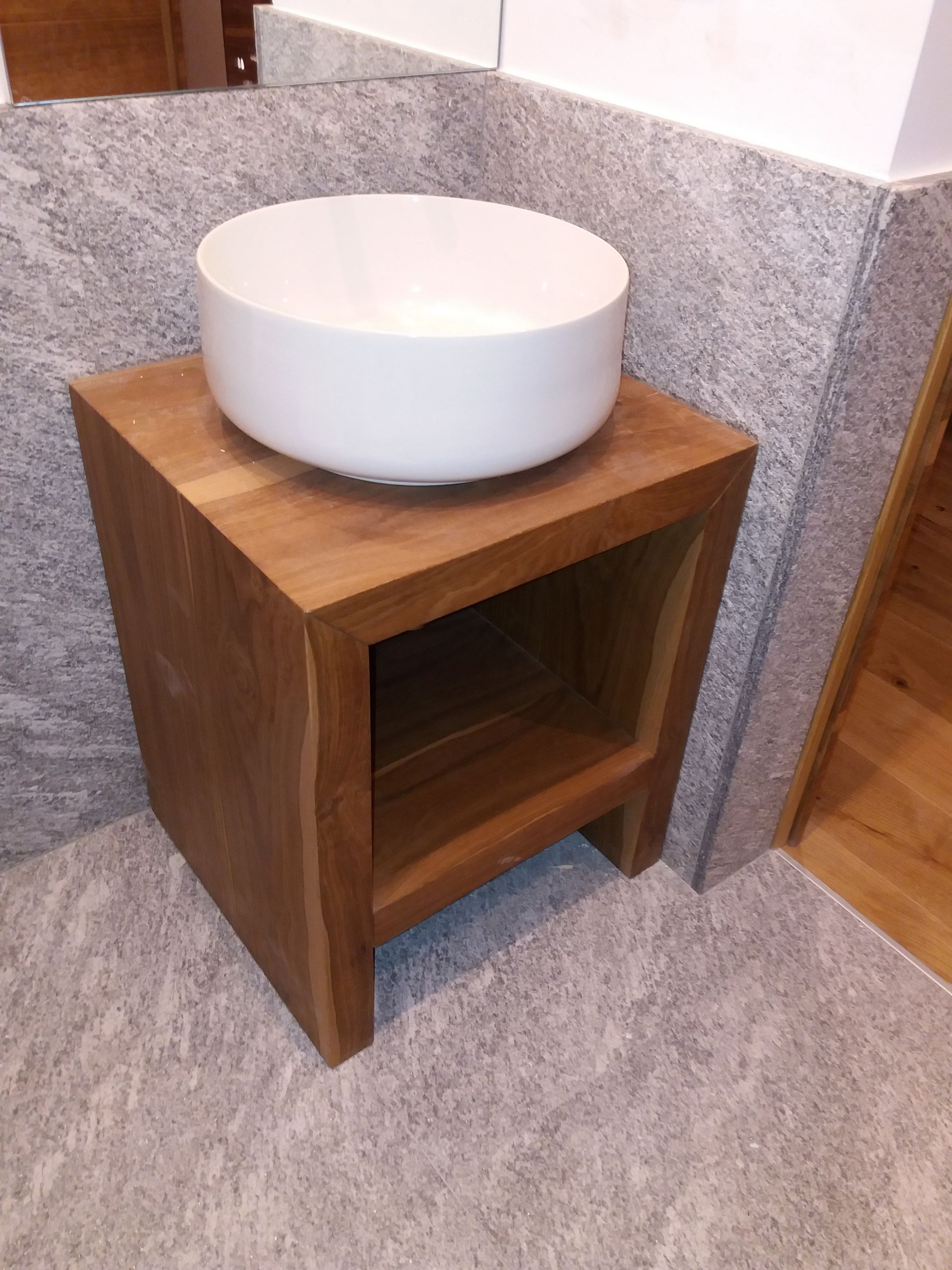 arrendo bagno con top e base in legno