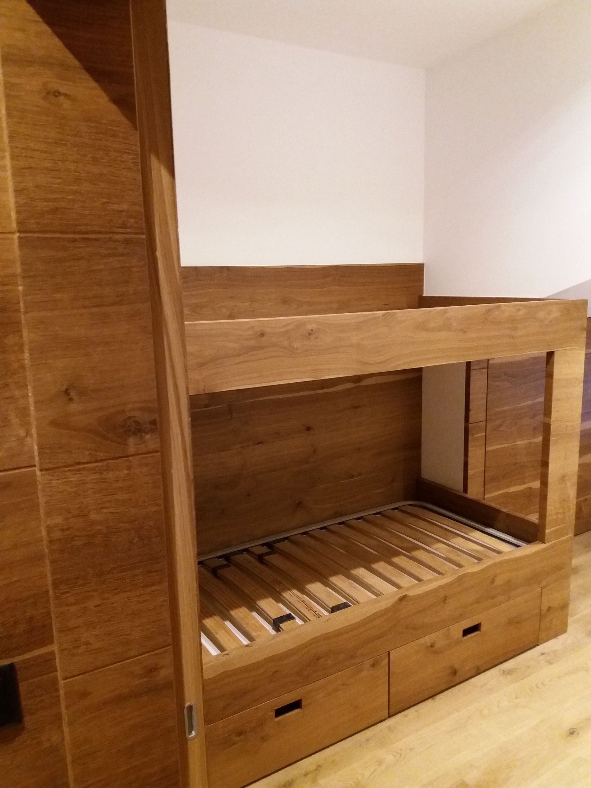 complemento d'arredo in legno
