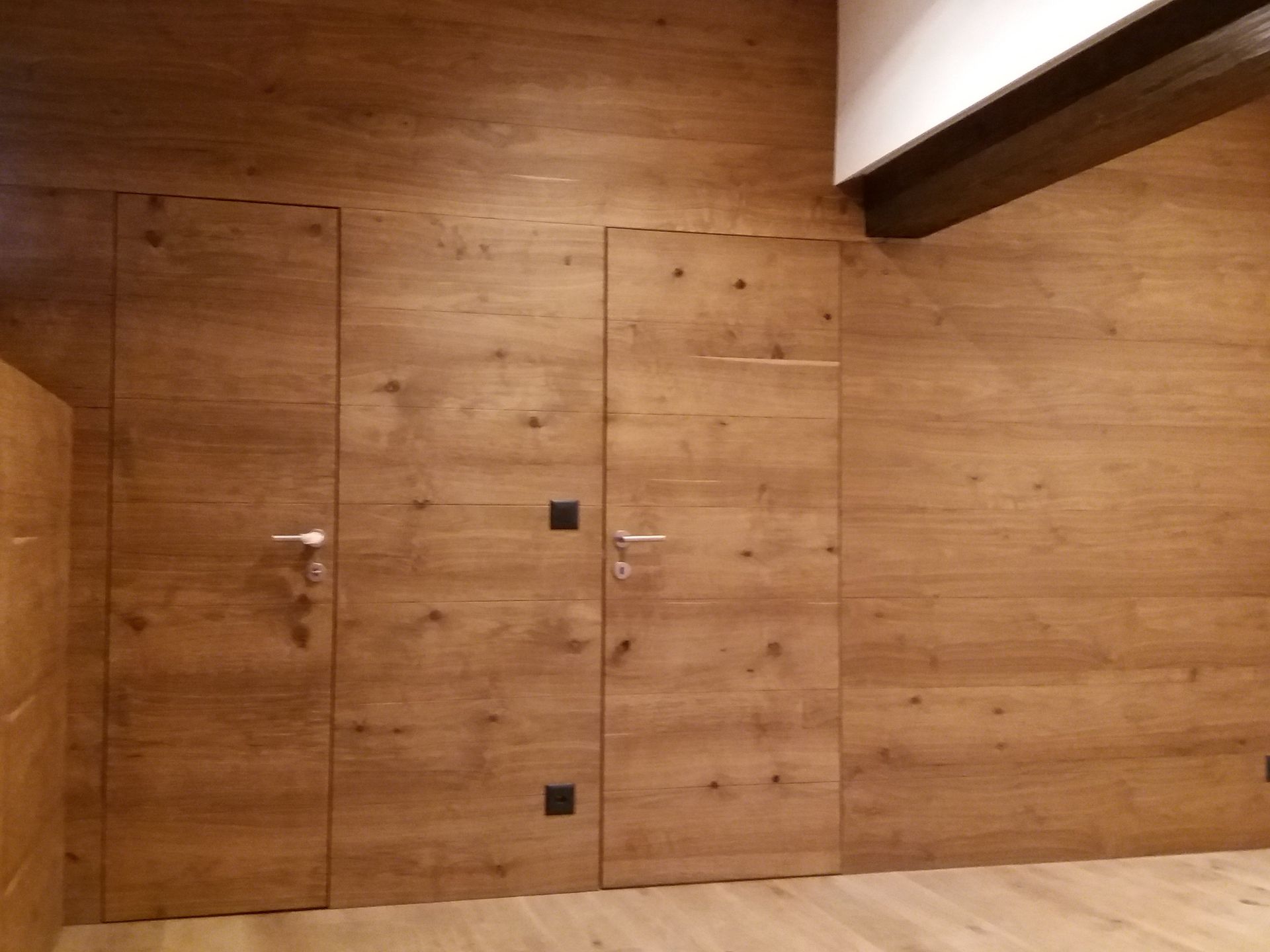 porte e parete rivestiti in legno