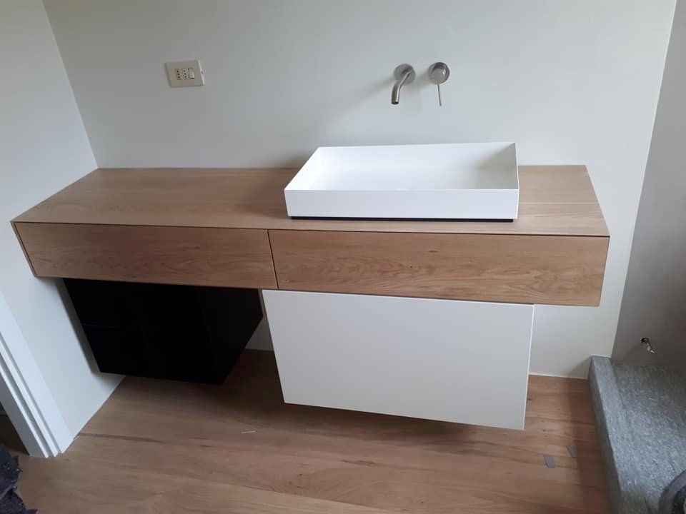 Mobile in legno per lavandino