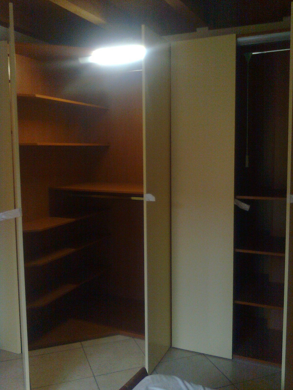 cabina armadio con scaffali in lengo