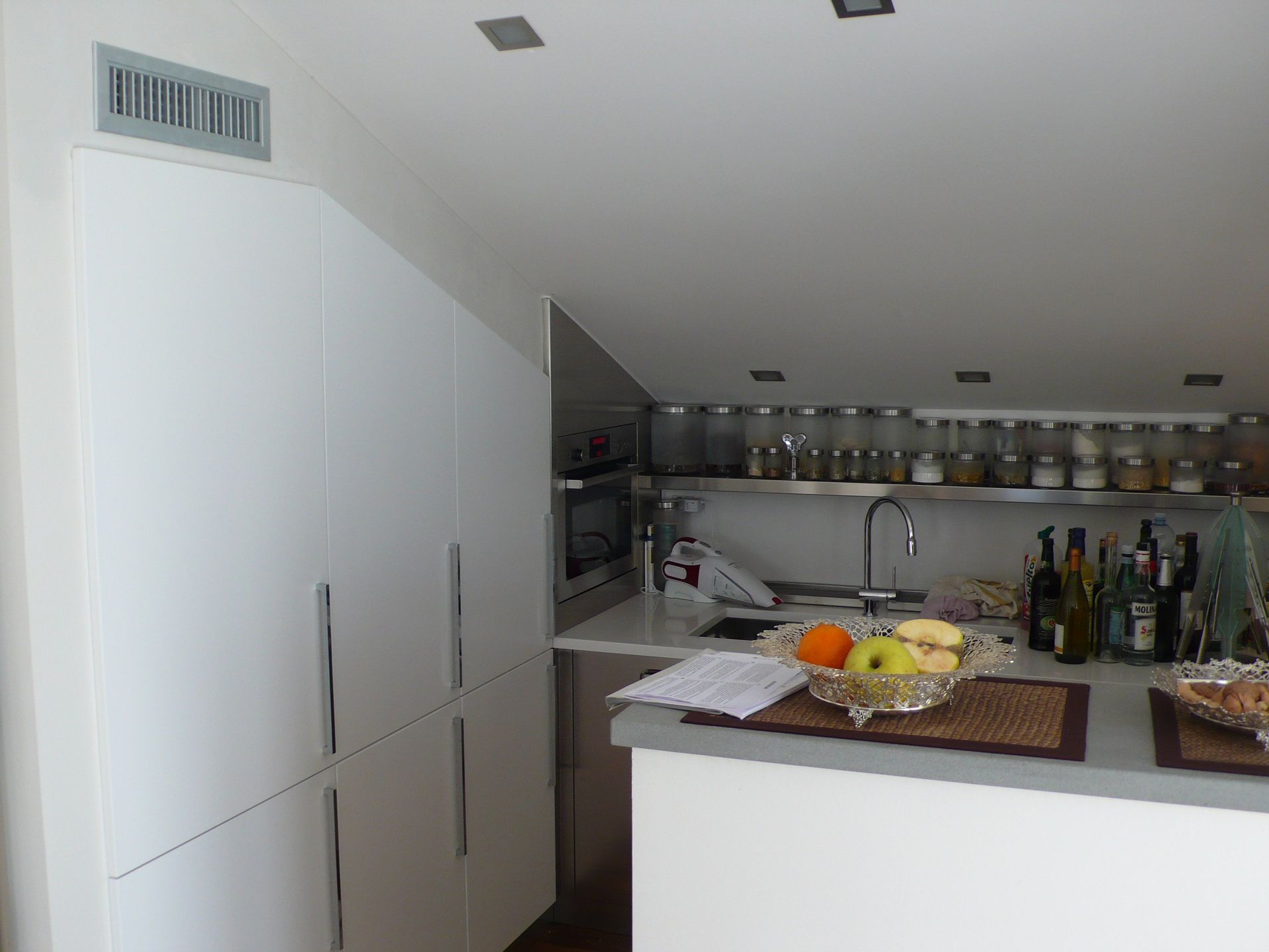 cucina su misura realizzata su sottotetto