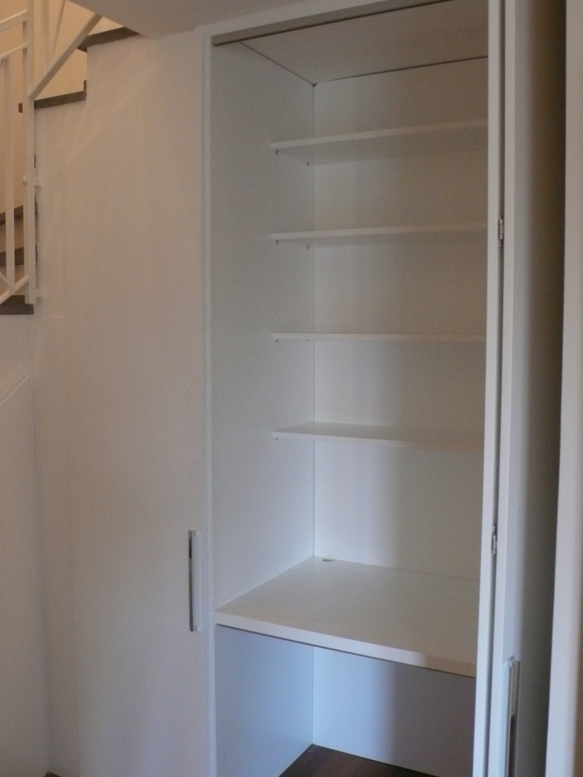 scaffale in legno laccato
