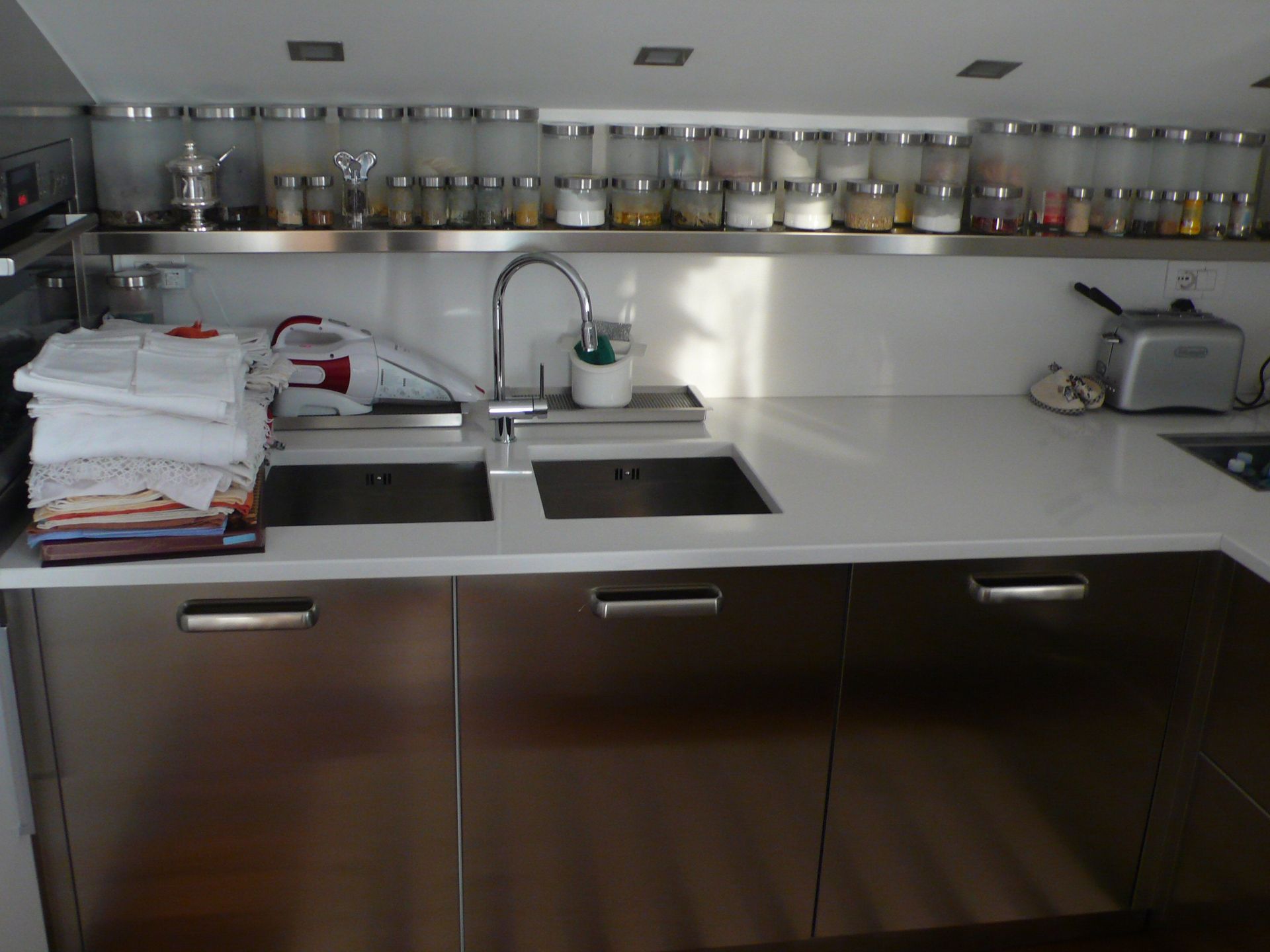 cucina e mensole su misura con cassettoni laccati in nero