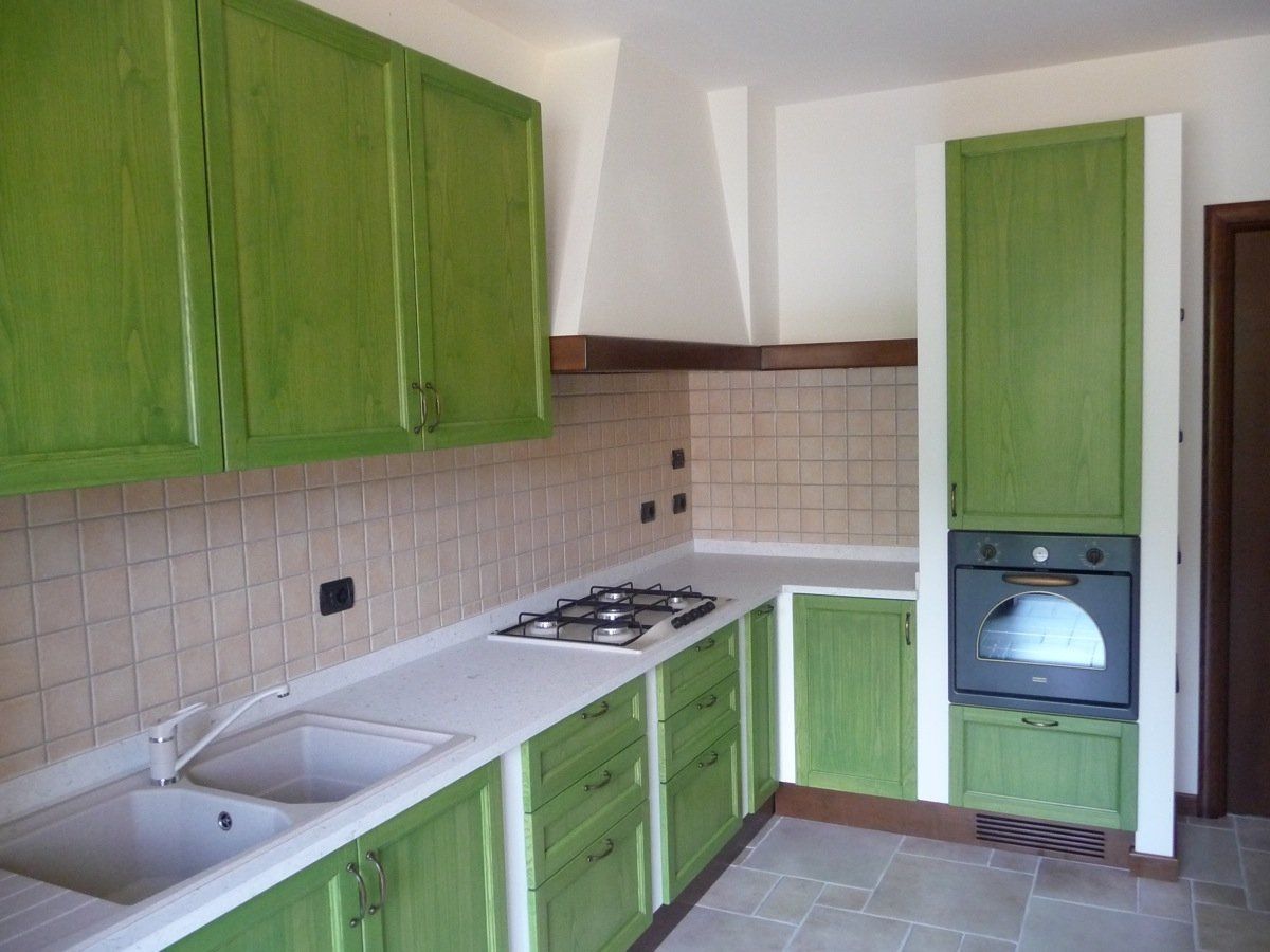 cucina su misura con ante e cassetti in legno laccato verde