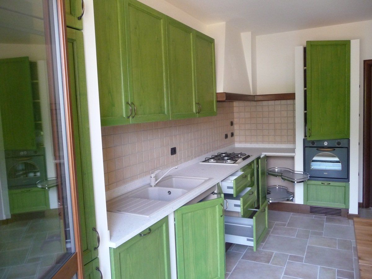 cucina con ante laccate in verde