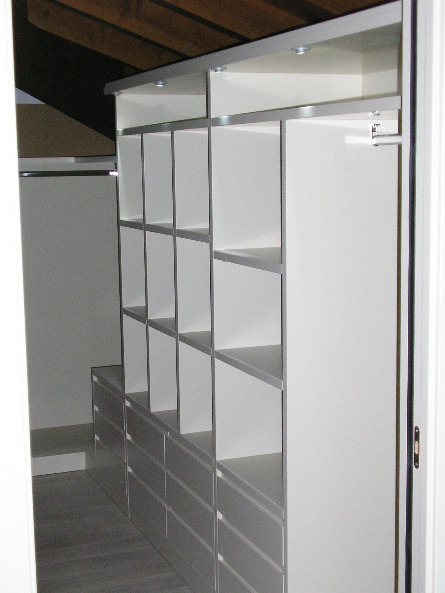 libreria in legno laccato bianco