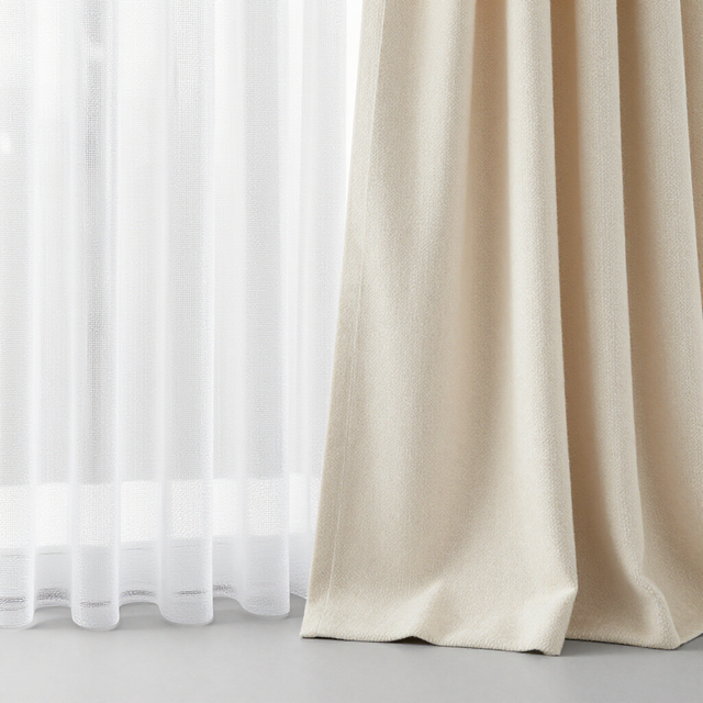 Tenda bianca trasparente accanto a tende beige con luce soffusa che filtra attraverso