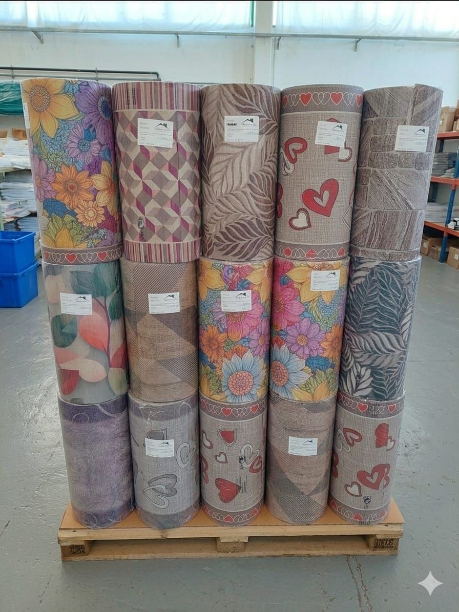 Stanza vuota e soleggiata con un tappeto beige, pavimento in legno e cuscini vicino alla finestra.