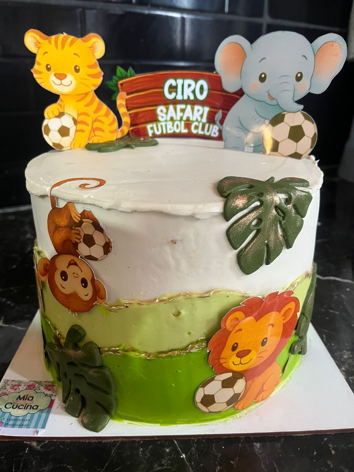 Tarta de cumpleaños con temática safari: tigre, elefante, león, monos, balones de fútbol, ​​glaseado verde.
