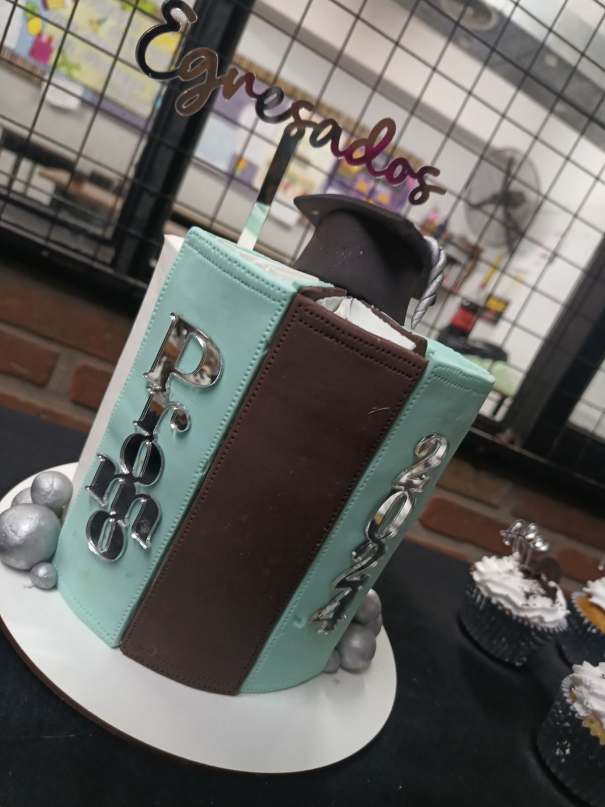 Pastel decorado en forma de libro abierto con topper 