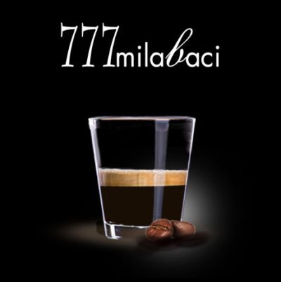 Logo di 777milabaci sopra un bicchiere di caffè scuro con due chicchi di caffè su sfondo nero.