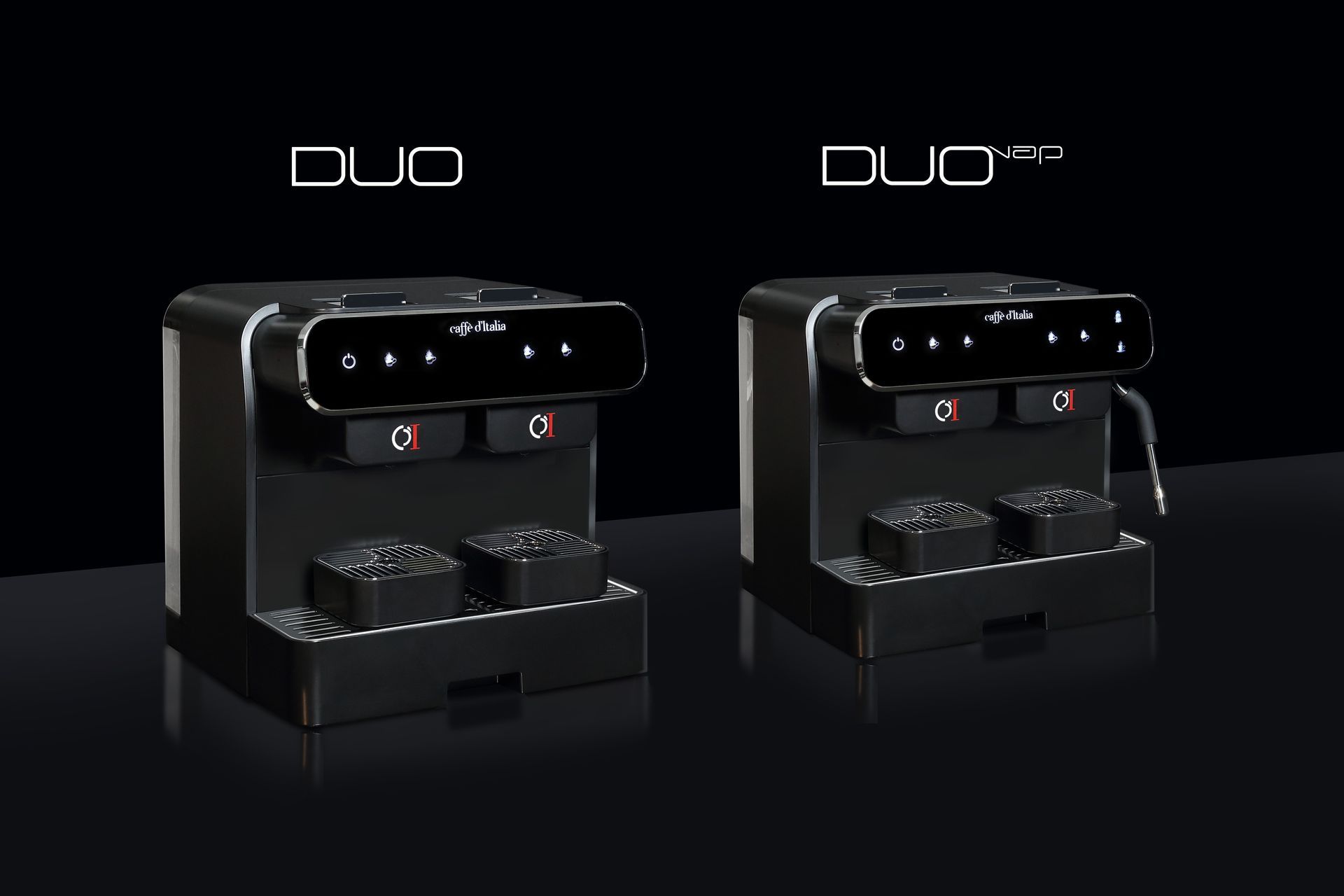 Due macchine da caffè espresso DUO nere su sfondo scuro, mostrate una accanto all'altra.