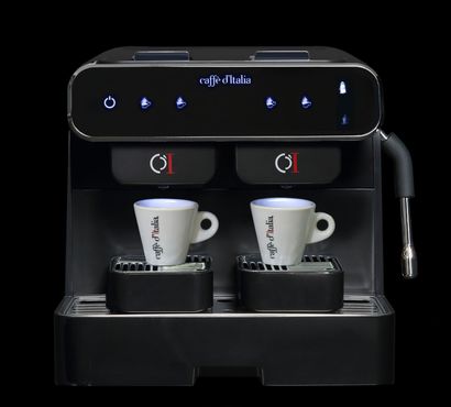 Macchina per caffè espresso doppia nera con due tazze bianche sotto gli erogatori.
