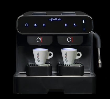 Macchina da caffè espresso automatica nera con due tazze bianche su vassoi raccogligocce, vista frontale.