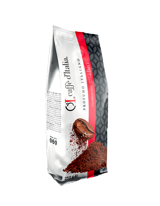 Sacchetto di chicchi di caffè con confezione rossa e nera e una tazza da cui fuoriesce caffè macinato.