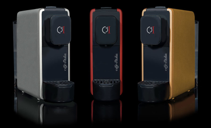 Tre eleganti dispositivi portatili nei colori argento, nero e oro su uno sfondo nero riflettente.