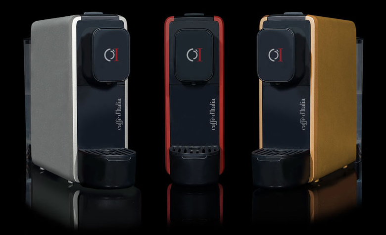 Tre eleganti dispositivi elettronici neri con finiture argento, rosse e oro su una superficie scura riflettente.