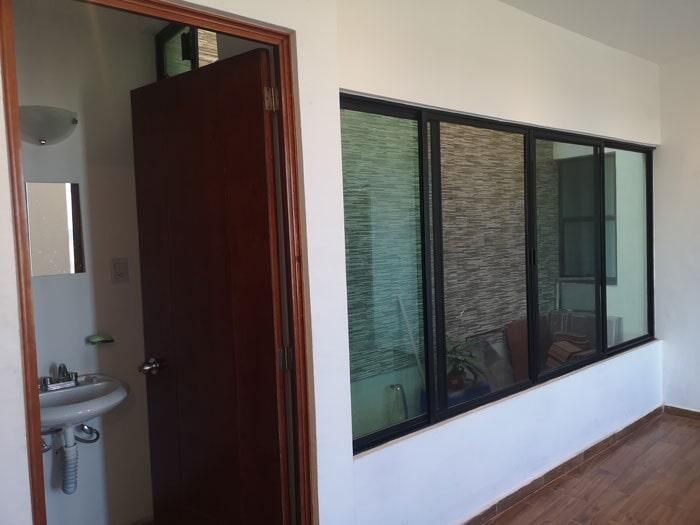 Un baño con lavabo y una gran ventana.