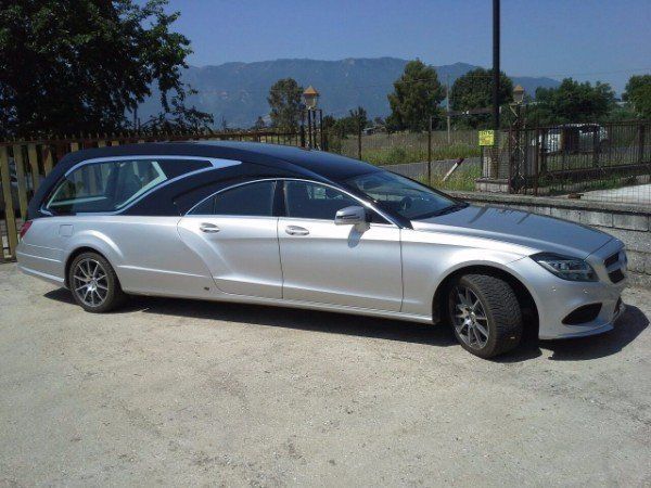 auto funebre color grigio chiaro