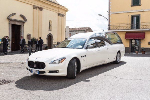 auto funebre bianca