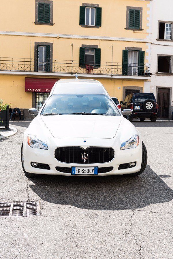 parte anteriore di auto funebre bianca