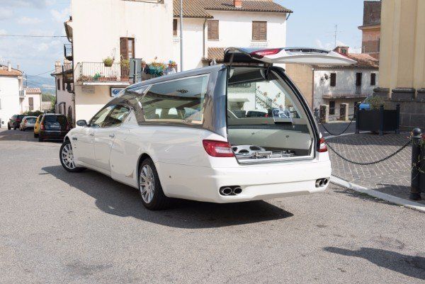 carro funebre bianco con cofano aperto