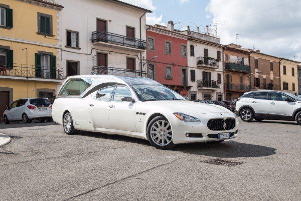 carro funebre bianco Maserati
