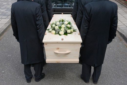 necrofori che trasportano feretro