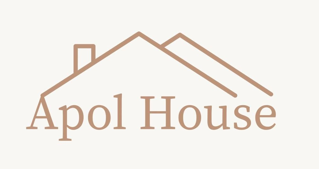 Logotipo de Apol House con el contorno del tejado de una casa en color tostado y texto sobre un fondo claro