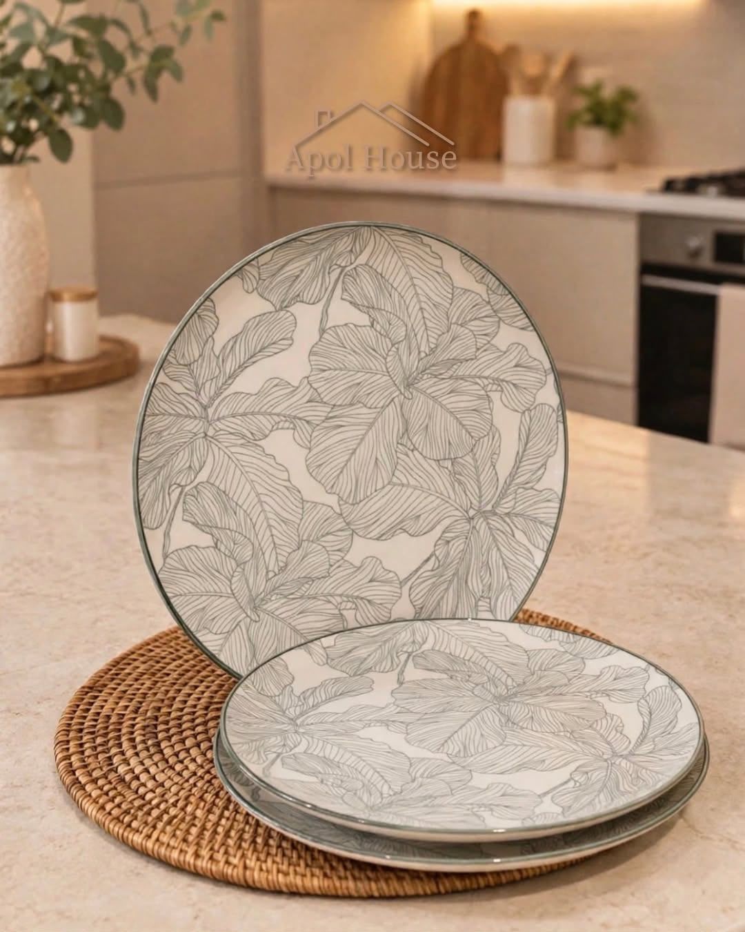 Platos llanos apilados con motivos florales sobre un mantel individual tejido en una cocina