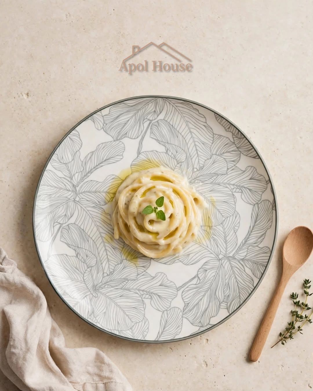 Platos llanos apilados con motivos florales sobre un mantel individual tejido en una cocina