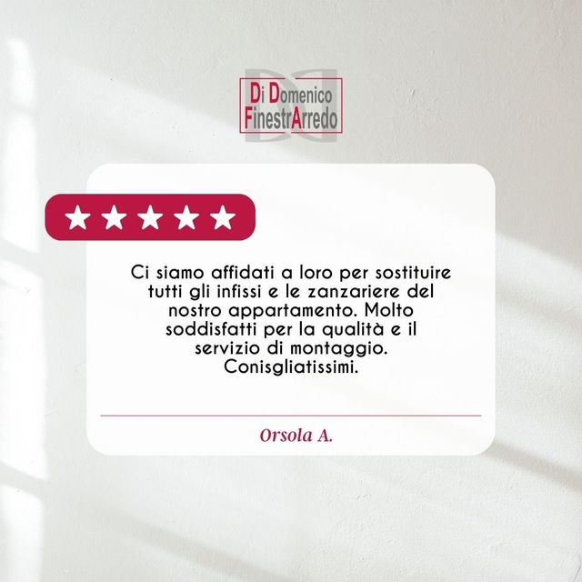 Recensione del cliente su sfondo bianco con stelle rosse, che elogia la qualità e il servizio di sostituzione delle finestre.