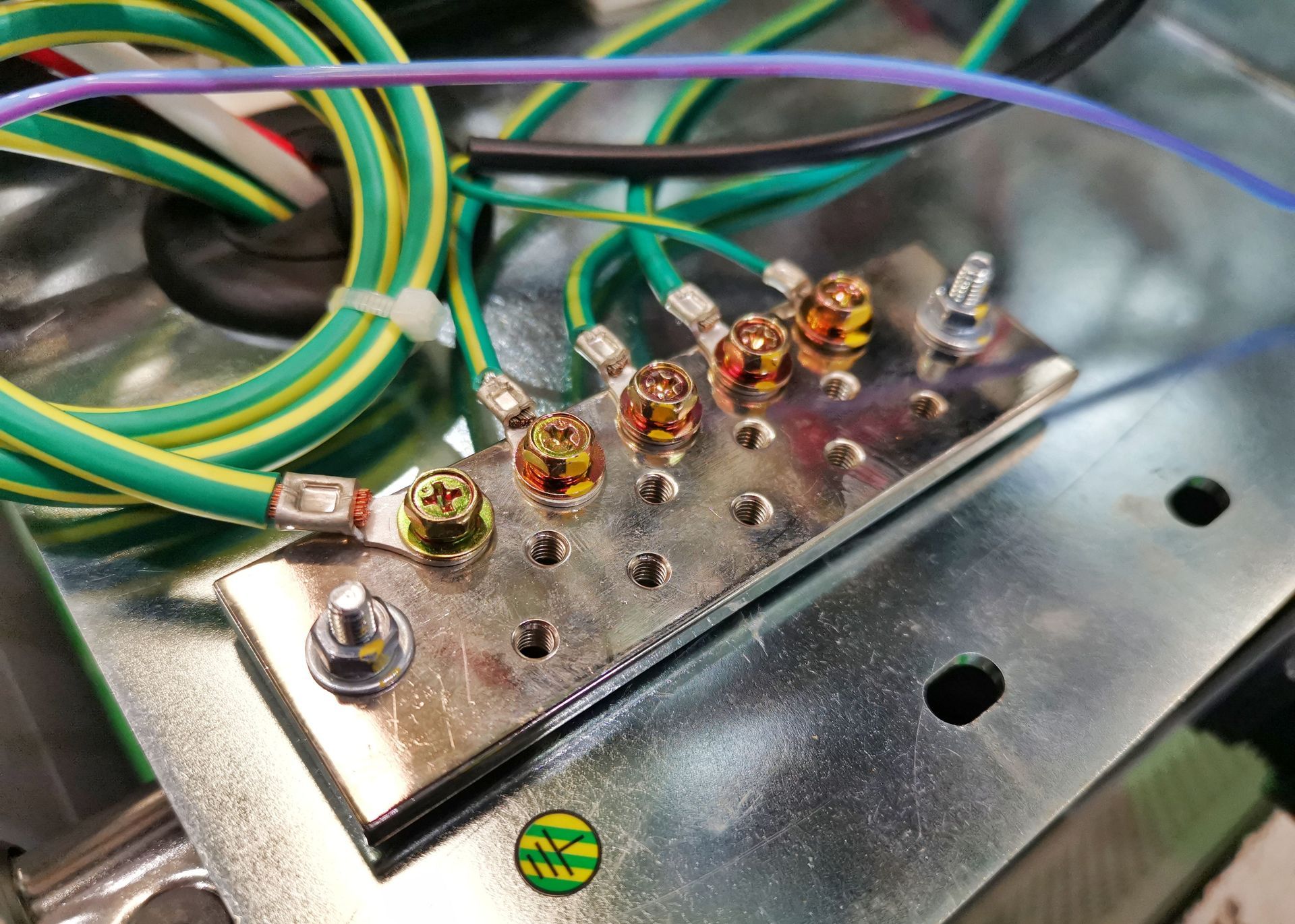 A bunch of wires are connected to a metal plate