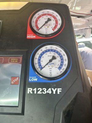 A close up of a gauge that says r1234yf on it