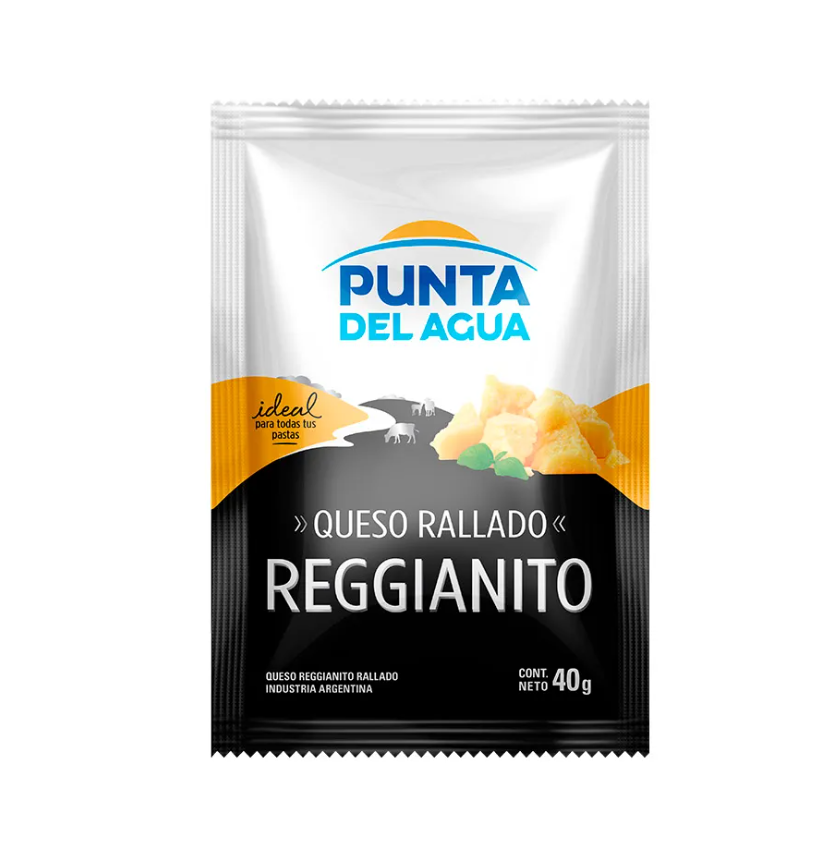 Paquete de queso Reggianito rallado Punta del Agua con diseño en blanco y negro, 40g.