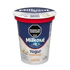 Un bote de yogur cremoso de vainilla Milkaut, con etiqueta de advertencia 