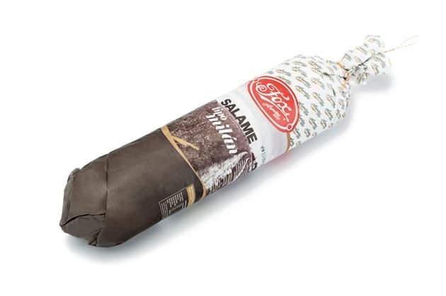 Palitos de salami envueltos en papel marrón y con un logotipo.