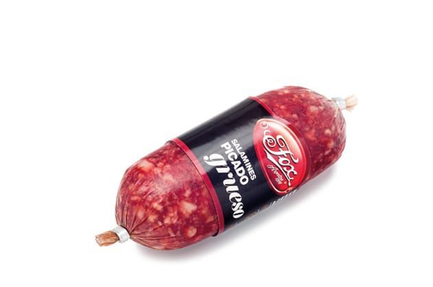 Salami Picado con etiqueta negra sobre fondo blanco.
