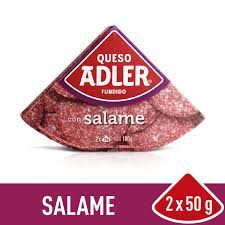 Cuña de queso Adler con salami, etiqueta roja, texto 