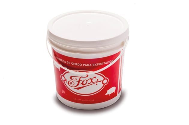 Cubo blanco con etiqueta roja, logo 