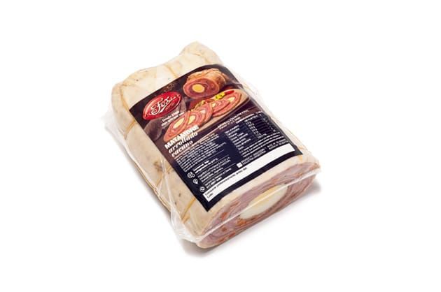 Paquete sellado al vacío de pastel de carne con componentes visibles de huevo y salchicha, sobre un fondo blanco.